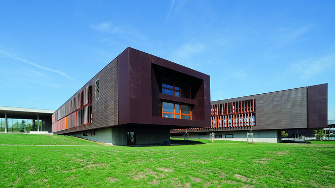Conçu dans son horizontalité, le lycée Germaine Tillion ne possède qu’un seul étage, afin de permettre une meilleure intégration dans le milieu rural. Par ce biais, l’architecte souhaitait rapprocher l’homme de la nature.