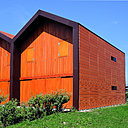 Pour accueillir le personnel administratif, des logements de fonction ont été construits en contrebas du lycée. Michel Maurice a souhaité s’amuser entre le paysage et la couleur authentique de la terre cuite, afin d’offrir une architecture atypique.