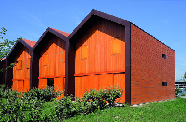 Pour accueillir le personnel administratif, des logements de fonction ont été construits en contrebas du lycée. Michel Maurice a souhaité s’amuser entre le paysage et la couleur authentique de la terre cuite, afin d’offrir une architecture atypique.
