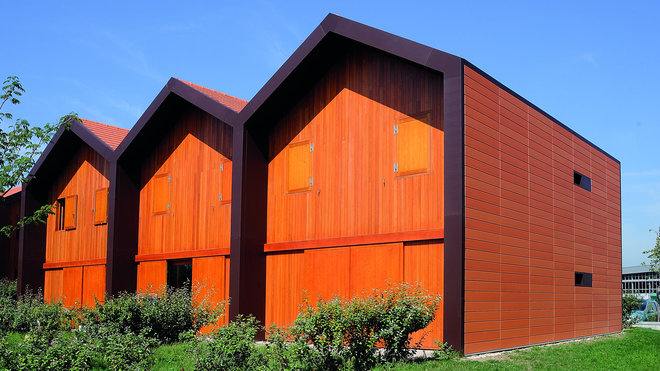 Pour accueillir le personnel administratif, des logements de fonction ont été construits en contrebas du lycée. Michel Maurice a souhaité s’amuser entre le paysage et la couleur authentique de la terre cuite, afin d’offrir une architecture atypique.