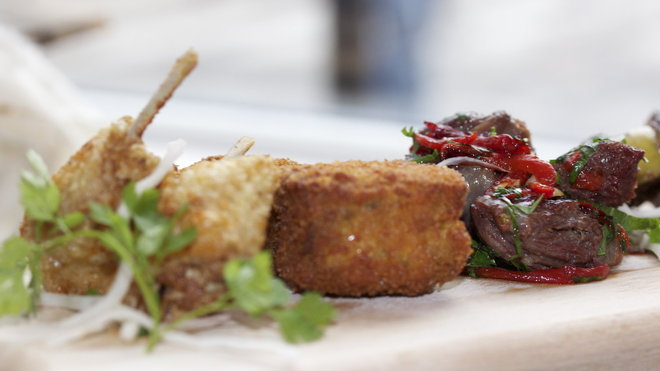 Les galinacées proviennent du Coq Saint-Honoré, qui fournit bon nombre de tables étoilées, via sa connaissance d’éleveurs artisans dans tout l’hexagone.