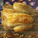 Les volailles de tout acabit, pigeon du Poitou, pintade de Challans, poulet de Bresse, se dorent à la broche sous les yeux des convives.