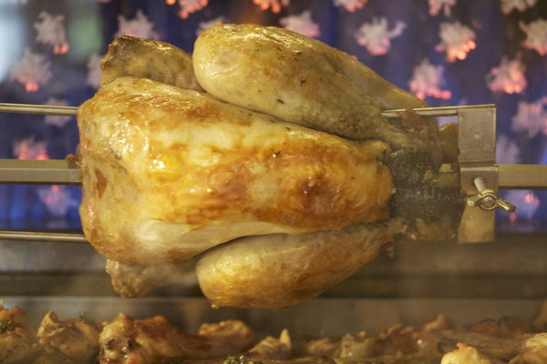 Les volailles de tout acabit, pigeon du Poitou, pintade de Challans, poulet de Bresse, se dorent à la broche sous les yeux des convives.