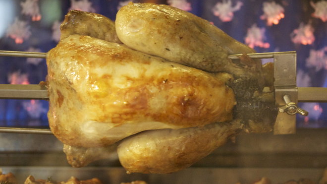 Les volailles de tout acabit, pigeon du Poitou, pintade de Challans, poulet de Bresse, se dorent à la broche sous les yeux des convives.