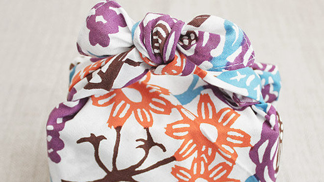 "Flowers in a garden"  Furoshiki en coton, un pliage traditionnel japonais utilisé pour envelopper un cadeau.