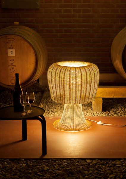 Réalisée par les frères Campana, la lampe Amanita a requis un savoir-faire traditionnel, pour lui donner cette forme caractéristique de champignon. Travaillé à la main, le rotin permet de diffuser une douce lumière, dans une ambiance tamisée.