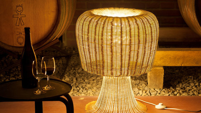 Réalisée par les frères Campana, la lampe Amanita a requis un savoir-faire traditionnel, pour lui donner cette forme caractéristique de champignon. Travaillé à la main, le rotin permet de diffuser une douce lumière, dans une ambiance tamisée. Réalisée par les frères Campana, la lampe Amanita a requis un savoir-faire traditionnel, pour lui donner cette forme caractéristique de champignon. Travaillé à la main, le rotin permet de diffuser une douce lumière, dans une ambiance tamisée.