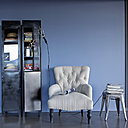 Ce fauteuil capitonné AM.PM s'intègre très bien entre l'armoire et le tabouret industriels. Une allure Chesterfield retravaillé pour une assise confortable et rétro.