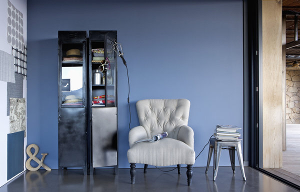 Ce fauteuil capitonné AM.PM s'intègre très bien entre l'armoire et le tabouret industriels. Une allure Chesterfield retravaillé pour une assise confortable et rétro.