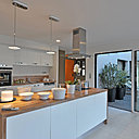 Une vaste cuisine ouverte sur une grande pièce à vivre et en liaison directe avec un patio, une zone tampon qui régule la température de la maison. Une vaste cuisine ouverte sur une grande pièce à vivre et en liaison directe avec un patio, une zone tampon qui régule la température de la maison.