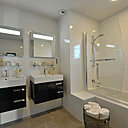 Une salle de bains aménagée par Ideal Standard avec des robinets thermostatiques et munis d’économiseurs d’eau. Une salle de bains aménagée par Ideal Standard avec des robinets thermostatiques et munis d’économiseurs d’eau.