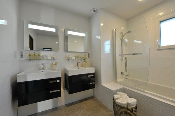 Une salle de bains aménagée par Ideal Standard avec des robinets thermostatiques et munis d’économiseurs d’eau.