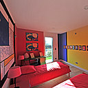 La chambre des enfants, avec un parti-pris de couleurs vives. La chambre des enfants, avec un parti-pris de couleurs vives.