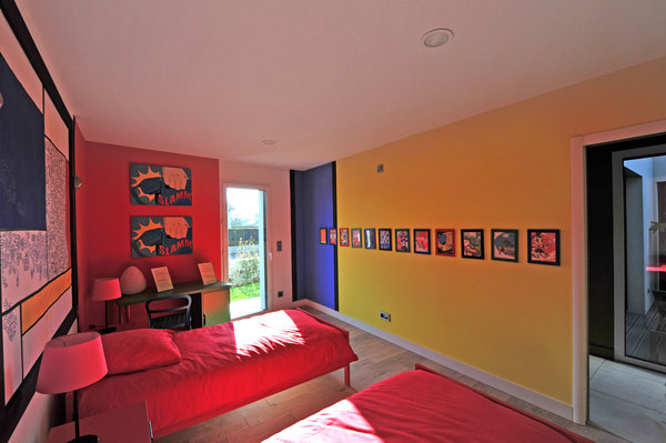La chambre des enfants, avec un parti-pris de couleurs vives.