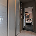 Le bureau est cloisonné, à l’intérieur, avec des vitrages à cristaux liquides qui occultent l’espace pour s’isoler (Priva-lite de Quantum Glass, Saint-Gobain). Le bureau est cloisonné, à l’intérieur, avec des vitrages à cristaux liquides qui occultent l’espace pour s’isoler (Priva-lite de Quantum Glass, Saint-Gobain).