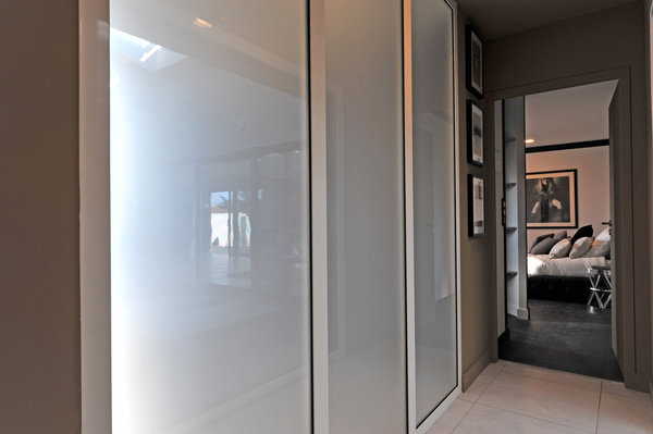 Le bureau est cloisonné, à l’intérieur, avec des vitrages à cristaux liquides qui occultent l’espace pour s’isoler (Priva-lite de Quantum Glass, Saint-Gobain).