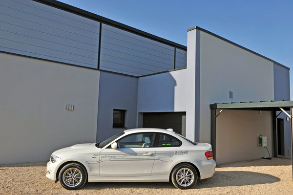 Modèle de voiture électrique, BMW ActiveE pour le concept 2020 : un système, le Smart Grid, emmagasine l’énergie pour assurer les déplacements  (60 km par jour) en cas de surconsommation aux heures de pointe.