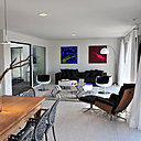 Un salon et une salle à manger qui s’articulent autour du patio et s’ouvrent sur une terrasse couverte, pour former une lumineuse pièce à vivre. Un salon et une salle à manger qui s’articulent autour du patio et s’ouvrent sur une terrasse couverte, pour former une lumineuse pièce à vivre.