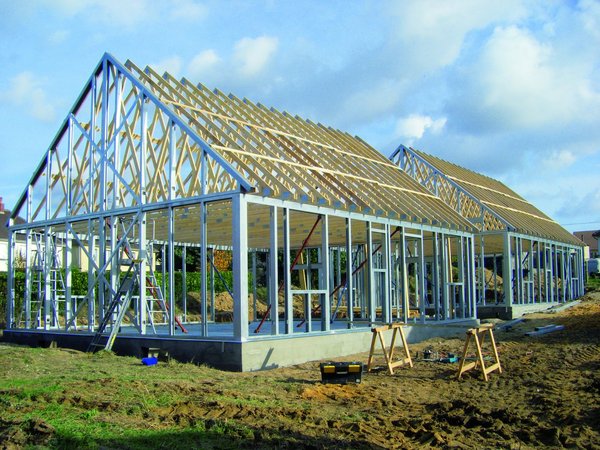 L’ossature acier (ArcelorMittal), avec son principe de poteaux poutres, propose plus de liberté formelle, avec des possibilités de volume en porte-à-faux. Elle offre aussi plus place dans les murs pour la mise en œuvre de l’isolant, à l’extérieur.