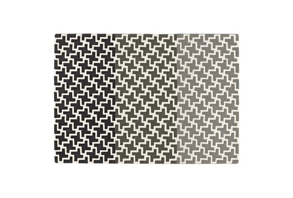 Un tapis très graphique, aux teintes neutres, pour un look fort. Chez Serge Lesage.