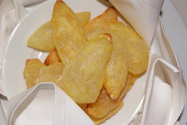 Grande spécialité du chef: les merveilleuses pommes de terre soufflées, légères et aériennes...