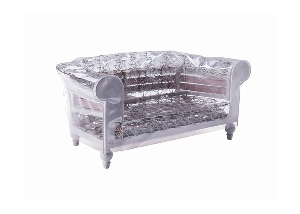 Un Chesterfield transparent, avec les ressorts visibles, pour une drôle d'allure entre tradition et modernité ! Modèle Ghostfield de Paola Navone, chez Poltrona Frau.