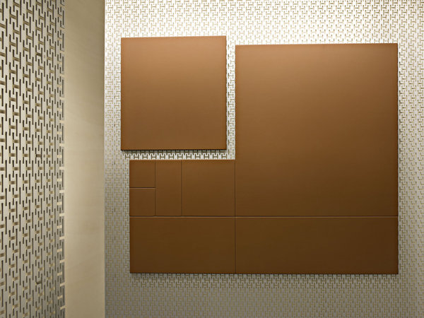 L’habillage du mur invite à toutes les folies géométriques, les modules forment un rectangle décomposé par un carré de 90 cm, un subtil rappel au carré d’Hermès, qui a fait le succès de la maison.