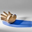 La brosse à 5 doigts où la main s'enfile comme un gant pour étaler les aplats.