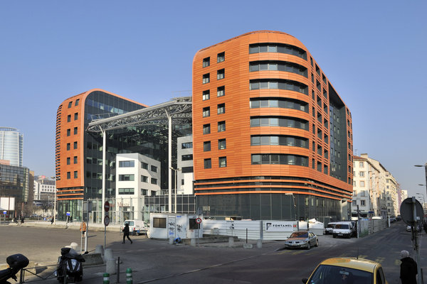 L’immeuble Terra Mundi à Lyon abritant le siège de l’OPAC, ou la réalité de la construction mixte, avec une structure composée de verre et de terre cuite.