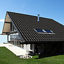 Conçue dans une dimension plus contemporaine, avec des coloris inédits jouant sur l’irisé et le métallisé et permettant d’harmoniser sa toiture avec des panneaux solaires, la tuile Quartz. Conçue dans une dimension plus contemporaine, avec des coloris inédits jouant sur l’irisé et le métallisé et permettant d’harmoniser sa toiture avec des panneaux solaires, la tuile Quartz.