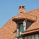 Toit à l'ancienne recouvert de tuiles de teintes panachées. Toit à l'ancienne recouvert de tuiles de teintes panachées.