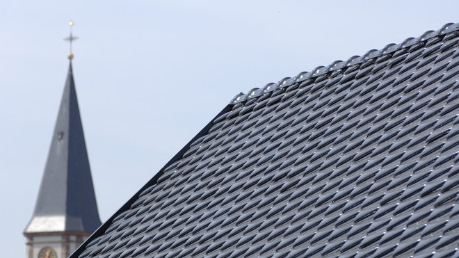 Dessinée par Martin Szekely qui puisa son inspiration chez Gaudi, la tuile Z apporte du relief et un aspect géométrique pour des projets innovants.