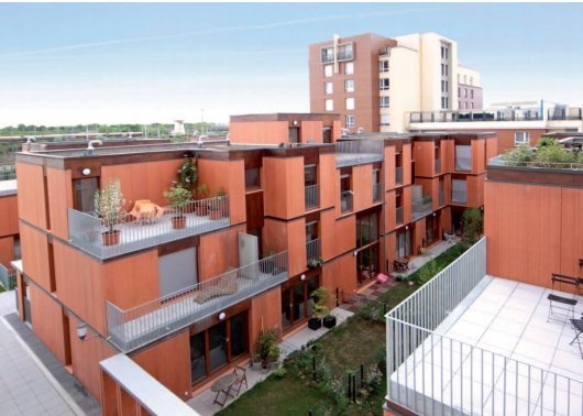 Pour le projet de l'impasse Chevalier à Saint-Denis, les coûts de construction ont été fortement diminués grâce aux briques de terre cuite à hauteur d'étage, servant de façade.