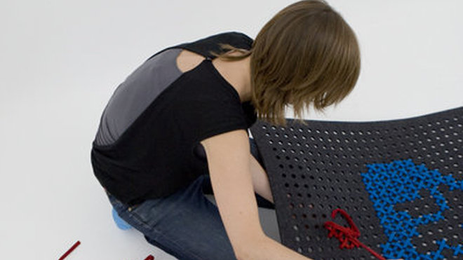 Charlotte Lancelot en action, la broderie au point de croix revu pour le design. Charlotte Lancelot en action, la broderie au point de croix revu pour le design.