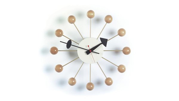 La "Ball Clock" de George Nelson, année 1948, est faite de tiges finies par des billes en bois. Il est donc facile d'y lire l'heure, même sans les chiffres !