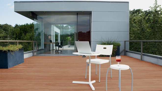 Le saturateur nourrir le bois. Ses pigments minéraux et anti-UV retardent le grisaillement naturel. Saturateur Aquaréthane. Syntilor.