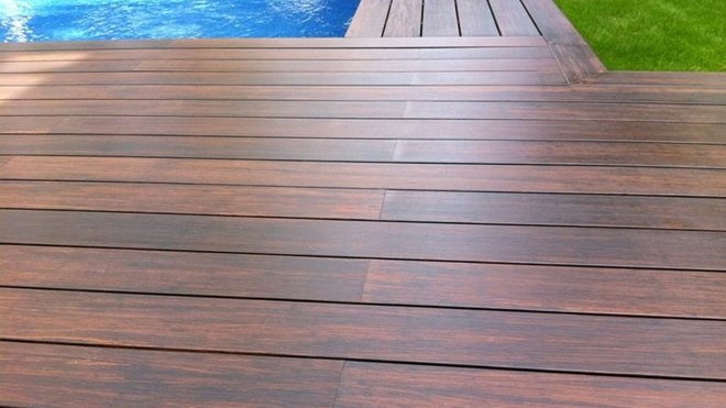 Fabriquées à partir de fibres de bambou thermotraitées et compressées à haute densité, ces lames sont particulièrement résistantes. L’application d’un saturateur après la pose leur permet de se patiner lentement . 79 € le m2. Mekong. Deck Linéa.