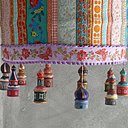 Âme russe pour cette suspension lestée de pampilles de bois de tilleul peintes à la main.