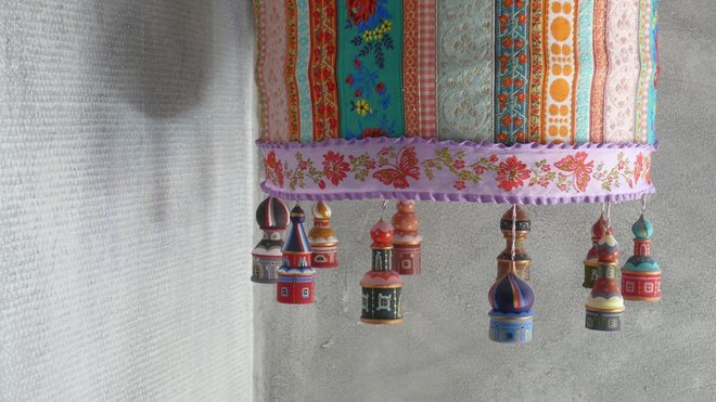 Âme russe pour cette suspension lestée de pampilles de bois de tilleul peintes à la main. Âme russe pour cette suspension lestée de pampilles de bois de tilleul peintes à la main.