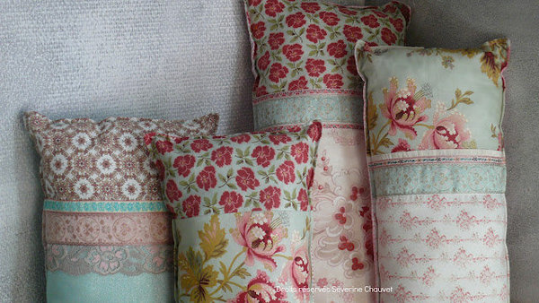 Collection Lady Flower, coussins longs mélangeant tissus fleuris, aux galons et soieries.