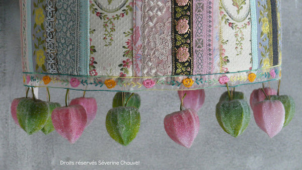 Collection Lili Rose, galons de passementerie soigneusement assemblés.