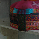 Yourte à suspendre ou à poser, en feutre avec galons de passementerie appliqués.