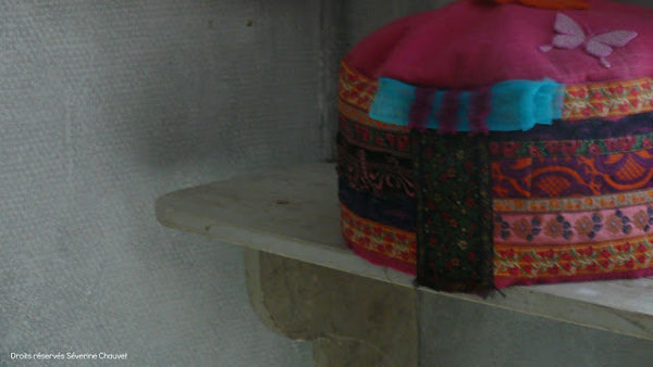 Yourte à suspendre ou à poser, en feutre avec galons de passementerie appliqués.