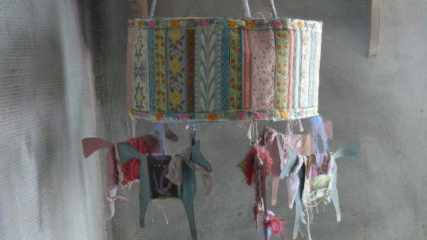 Suspension en rubans appliqués lestée de chevaux