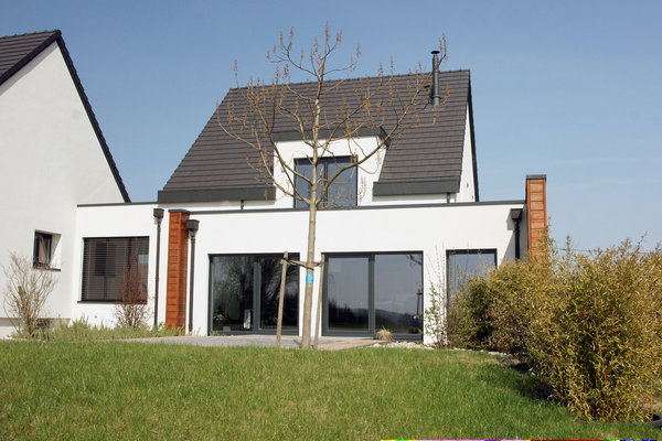 La rénovation permet de donner à la maison un aspect résolument moderne, avec un jeu de bichromie en noir et blanc. L’intérieur chaleureux est étudié pour une maîtrise de l’énergie, qui s’inscrit dans une conception BBC.