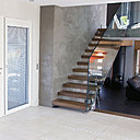 L’intérieur de la maison est organisé autour de grands espaces, afin de laisser libre cours à la lumière. Le salon est dédoublé, afin d’offrir un lieu convivial au rez-de-chaussée et un cocon zen à l’étage.