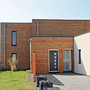 Avec le bardage en bois, Jean-Christophe Moncel décide d’apporter du rythme à la façade. Alors que le revêtement est posé à l’horizontale, il est mis en valeur par quelques éléments verticaux comme les ouvertures ou les gouttières.