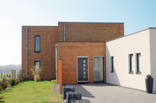 Avec le bardage en bois, Jean-Christophe Moncel décide d’apporter du rythme à la façade. Alors que le revêtement est posé à l’horizontale, il est mis en valeur par quelques éléments verticaux comme les ouvertures ou les gouttières.