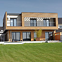 Respectueuse de l’environnement, la maison présente une excellente isolation thermique et phonique, où le bois apporte, en outre, une véritable impression de chaleur, comme inspirée par ses habitants.