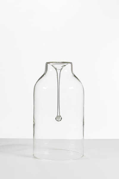 « Deserto » est une création, issue d’un travail sur le verre soufflé, pour mettre en valeur le savoir-faire des maîtres verriers de la Vénétie. Le soliflore prend sa source dans la forme d’une dernière goutte d’eau, dans le fond d’une bouteille.